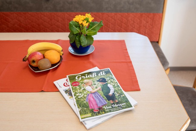 Detailaufnahme des gedeckten Esstischs im Appartement in Wagrain