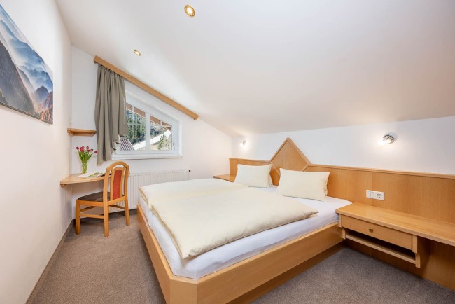 Doppelzimmer mit Schreibtisch im Appartement im Haus Grafenbergblick in Wagrain