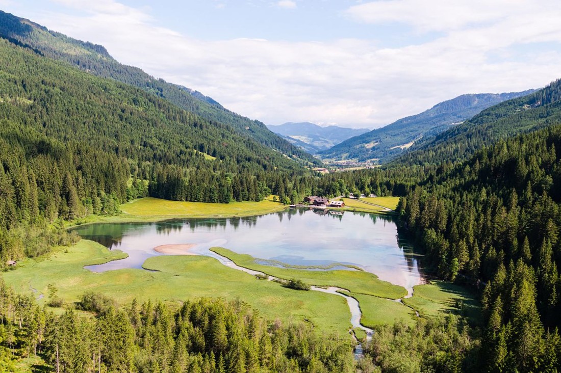 Jägersee in Kleinarl umgeben von Bergen und Wäldern © Wagrain‑Kleinarl Tourismus