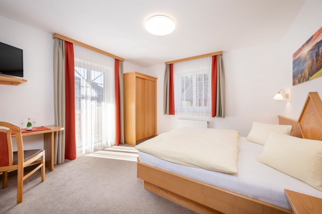 Helles Doppelzimmer mit gemütlichem Bett und Fenster im Appartement 2 im Haus Grafenbergblick