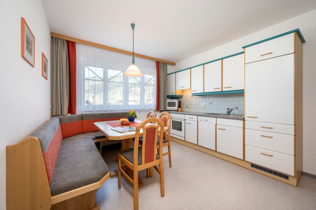 Gemütlicher Essbereich mit Eckbank und moderner Einbauküche