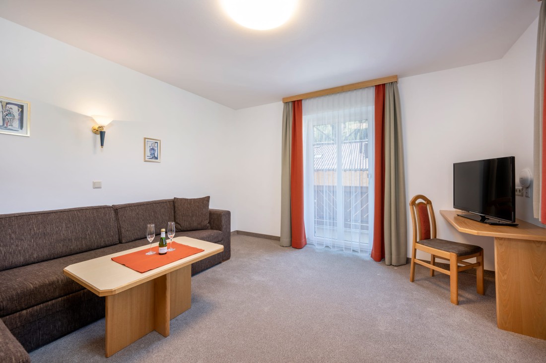 Essbereich mit gemütlicher Sitzecke, Esstisch und Obstschale, direkt an der hellen Küche mit kompletter Ausstattung