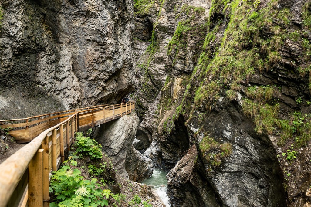 Holzsteg in der Liechtensteinklamm bei St. Johann inmitten steiler Felswände und wildem Wasser © JOSalzburg
