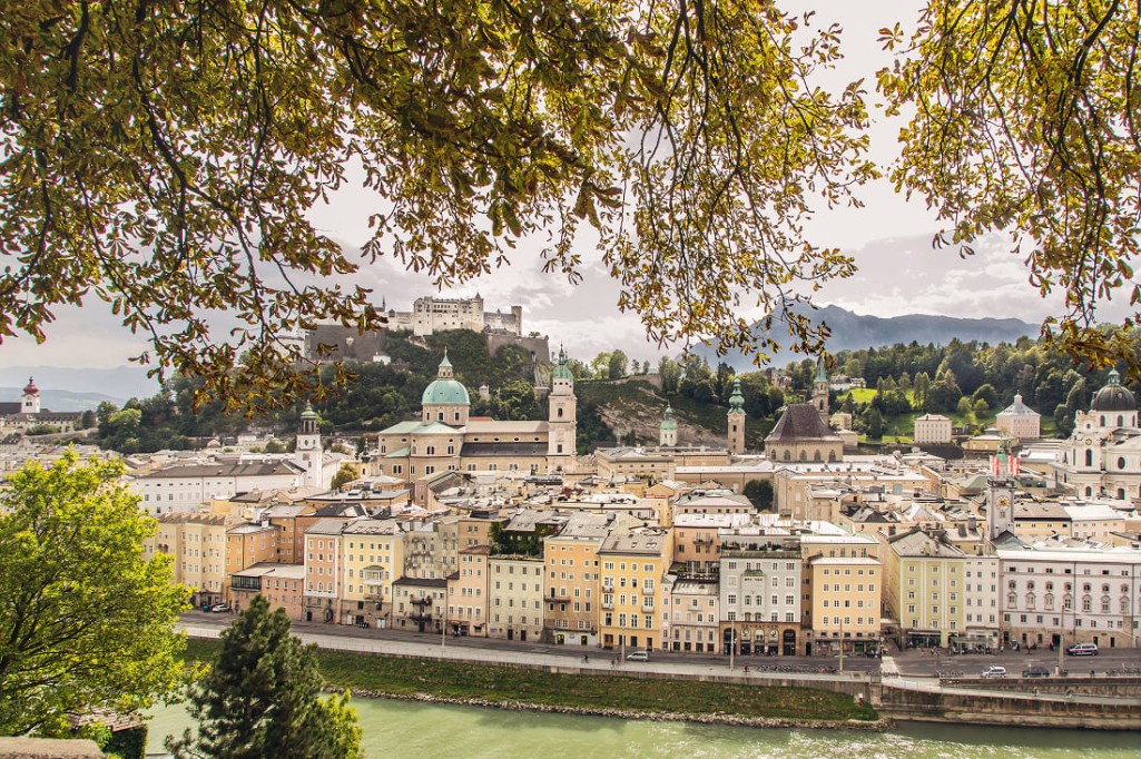 Blick auf die Altstadt von Salzburg mit Dom und Festung Hohensalzburg im Sommerlicht (c) SalzburgerLand Tourismus