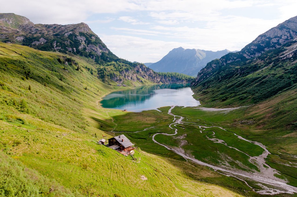 Tappenkarsee in den Salzburger Bergen – idyllischer Bergsee mit Almhütte und Blick auf das umliegende Tal © Wagrain-Kleinarl