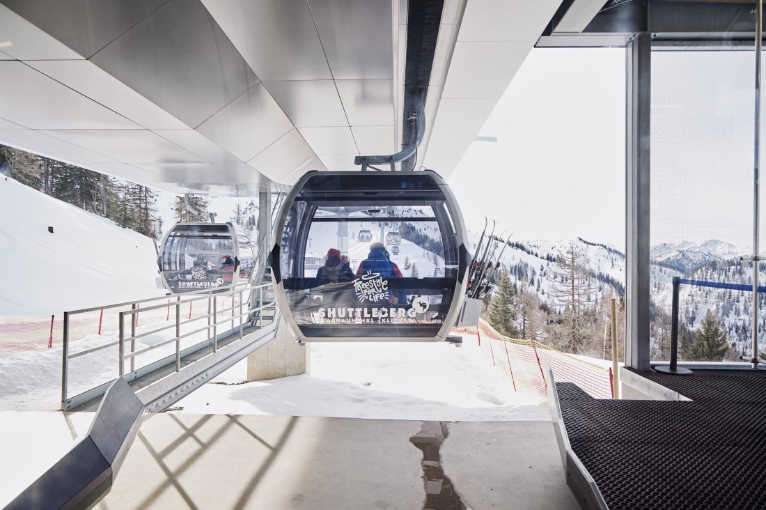 Gondelbahn im Skigebiet Wagrain-Kleinarl mit verschneiten Bergen im Hintergrund © Wagrain‑Kleinarl Tourismus